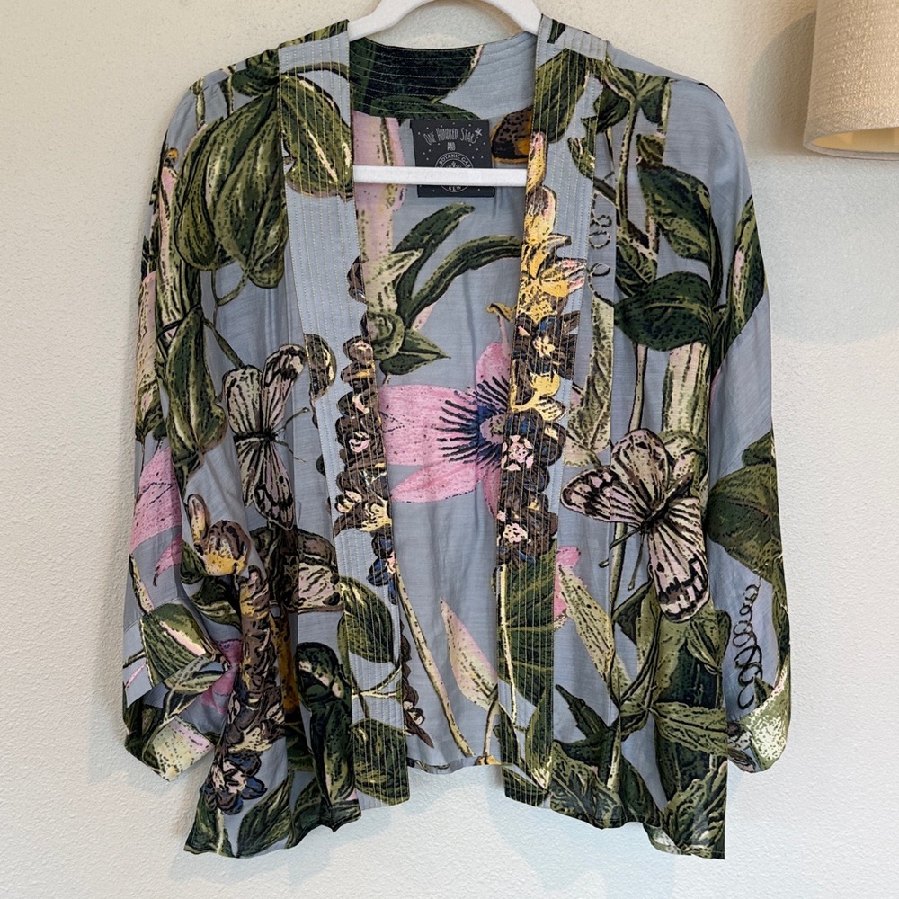 Two's Company Short Kimono by One Hundred Stars in Wanderlustre - Picture 2 of 8